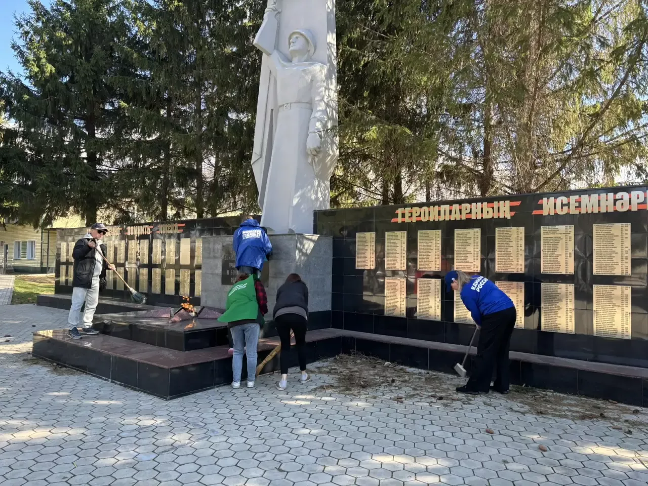 Волонтеры и активисты «ЕДИНОЙ РОССИИ» очистили памятник павшим воинам в поселке Алексеевское