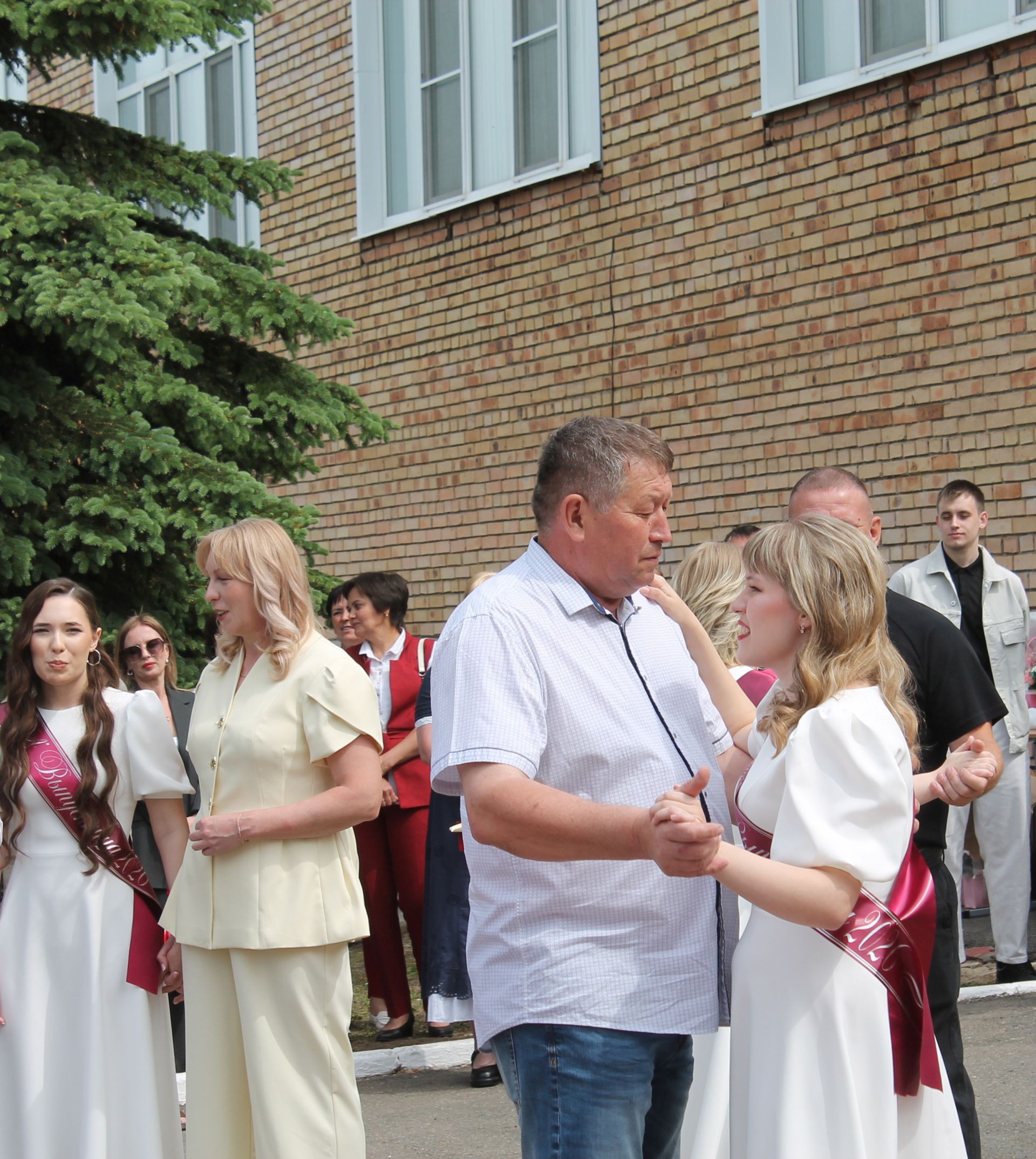 Школьный вальс и звон колокольчика: в школе №3 прошел последний звонок