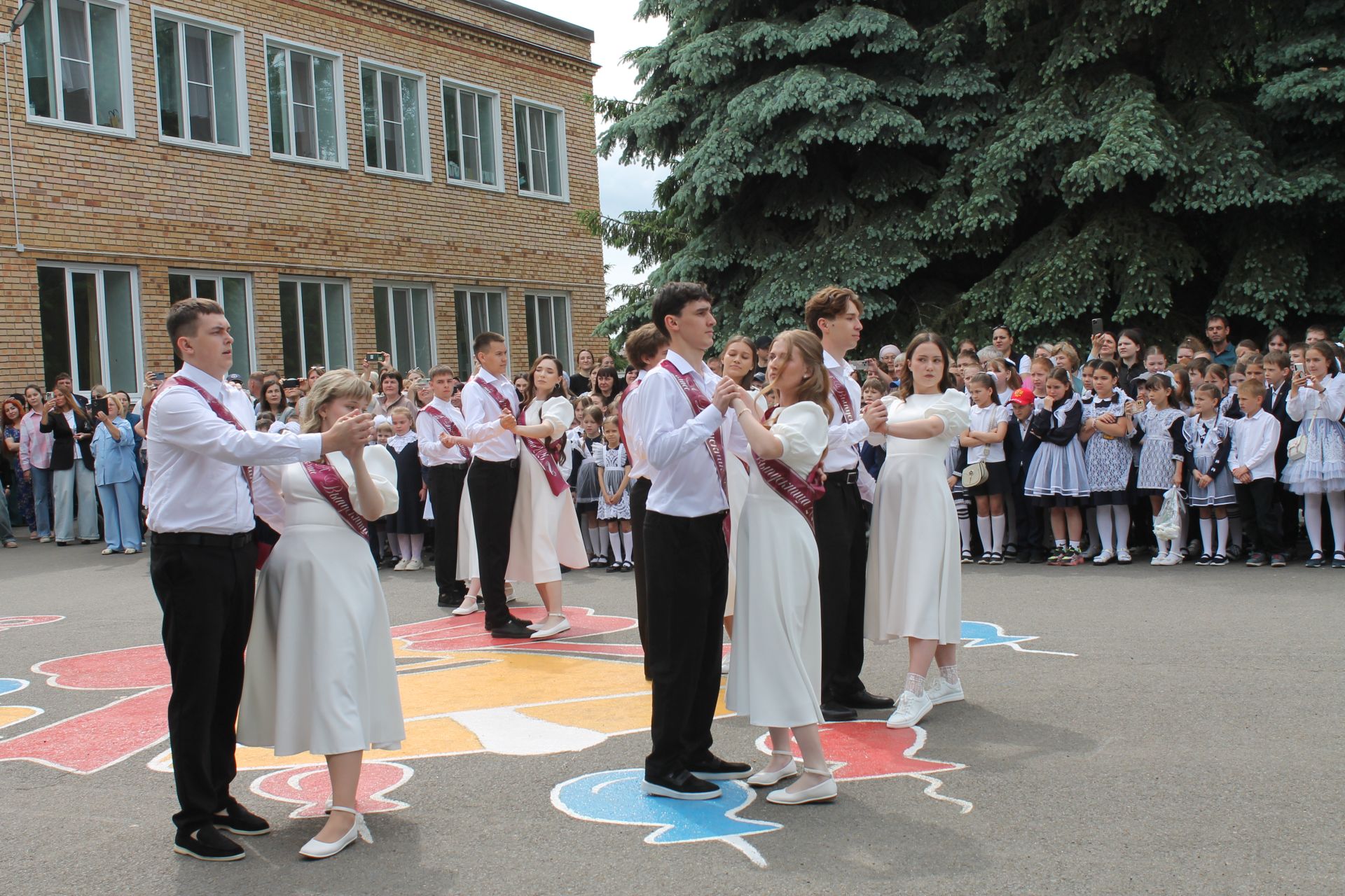 Школьный вальс и звон колокольчика: в школе №3 прошел последний звонок