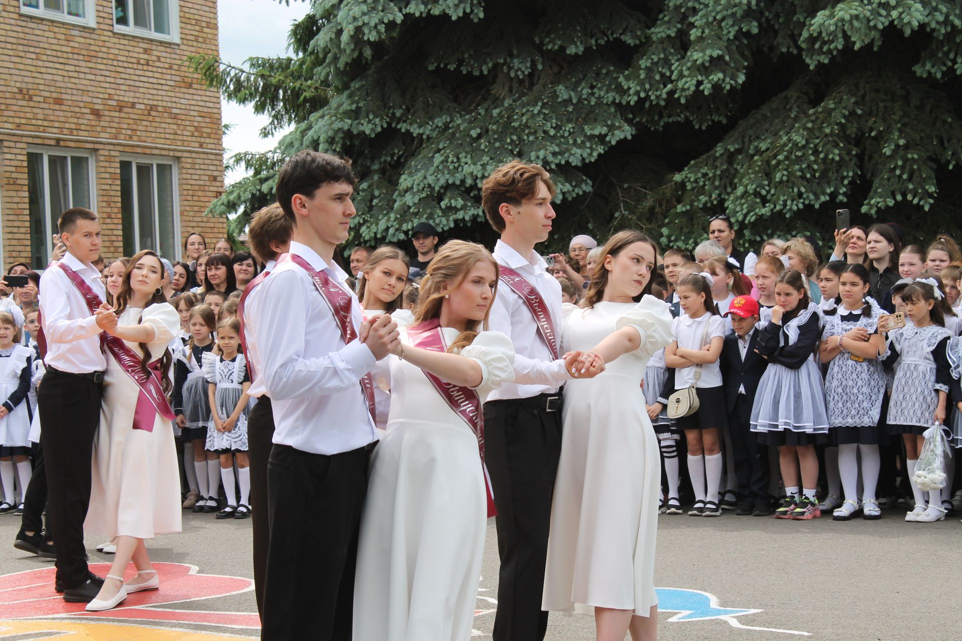 Школьный вальс и звон колокольчика: в школе №3 прошел последний звонок