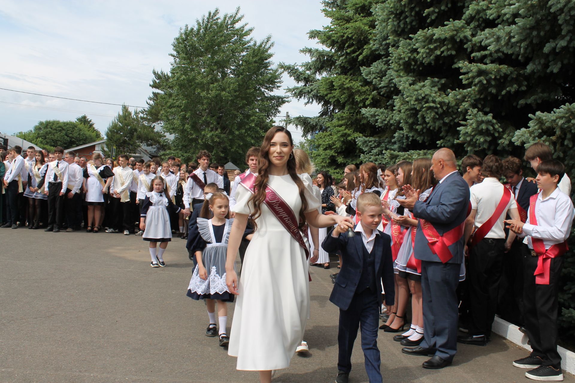 Школьный вальс и звон колокольчика: в школе №3 прошел последний звонок