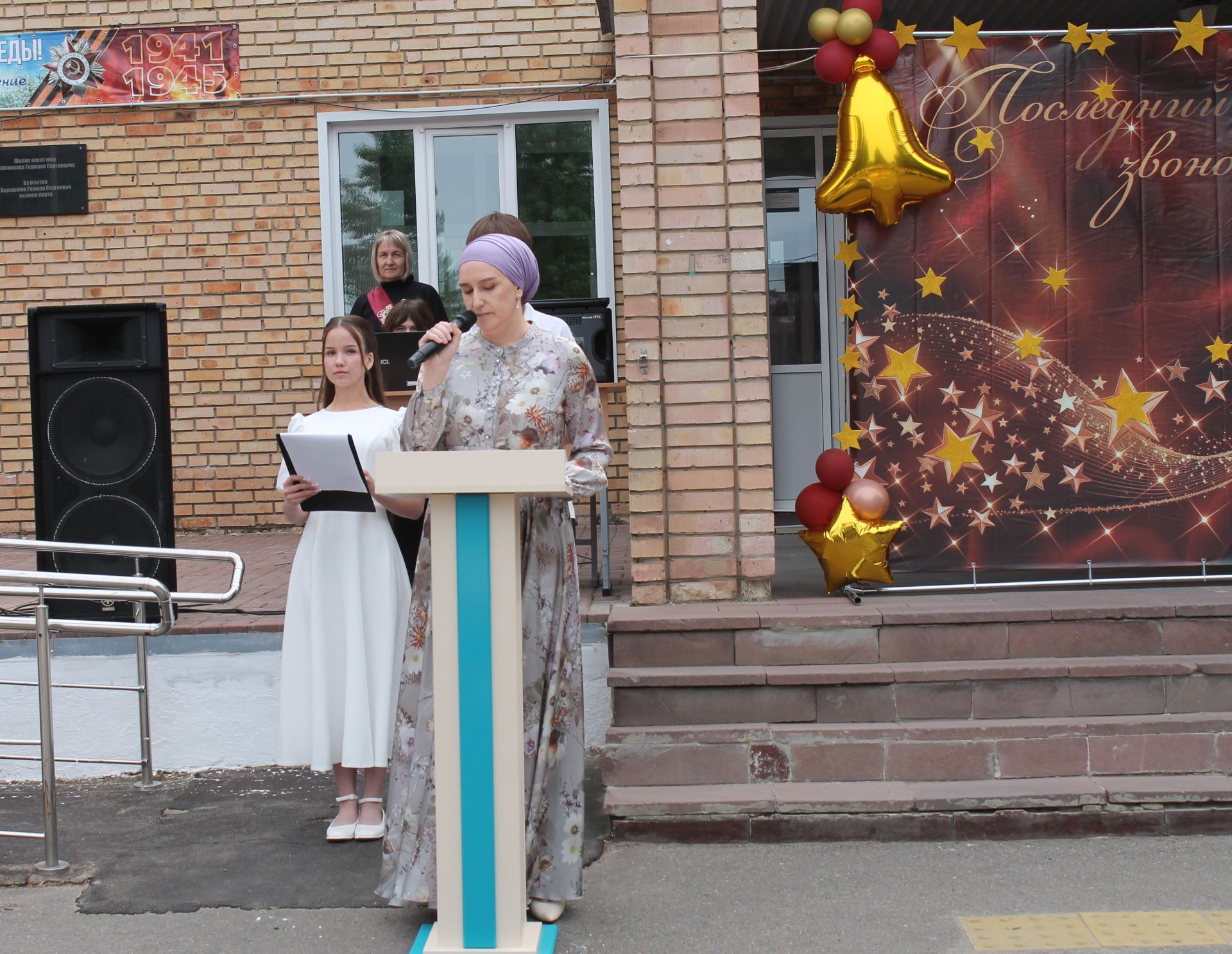 Школьный вальс и звон колокольчика: в школе №3 прошел последний звонок