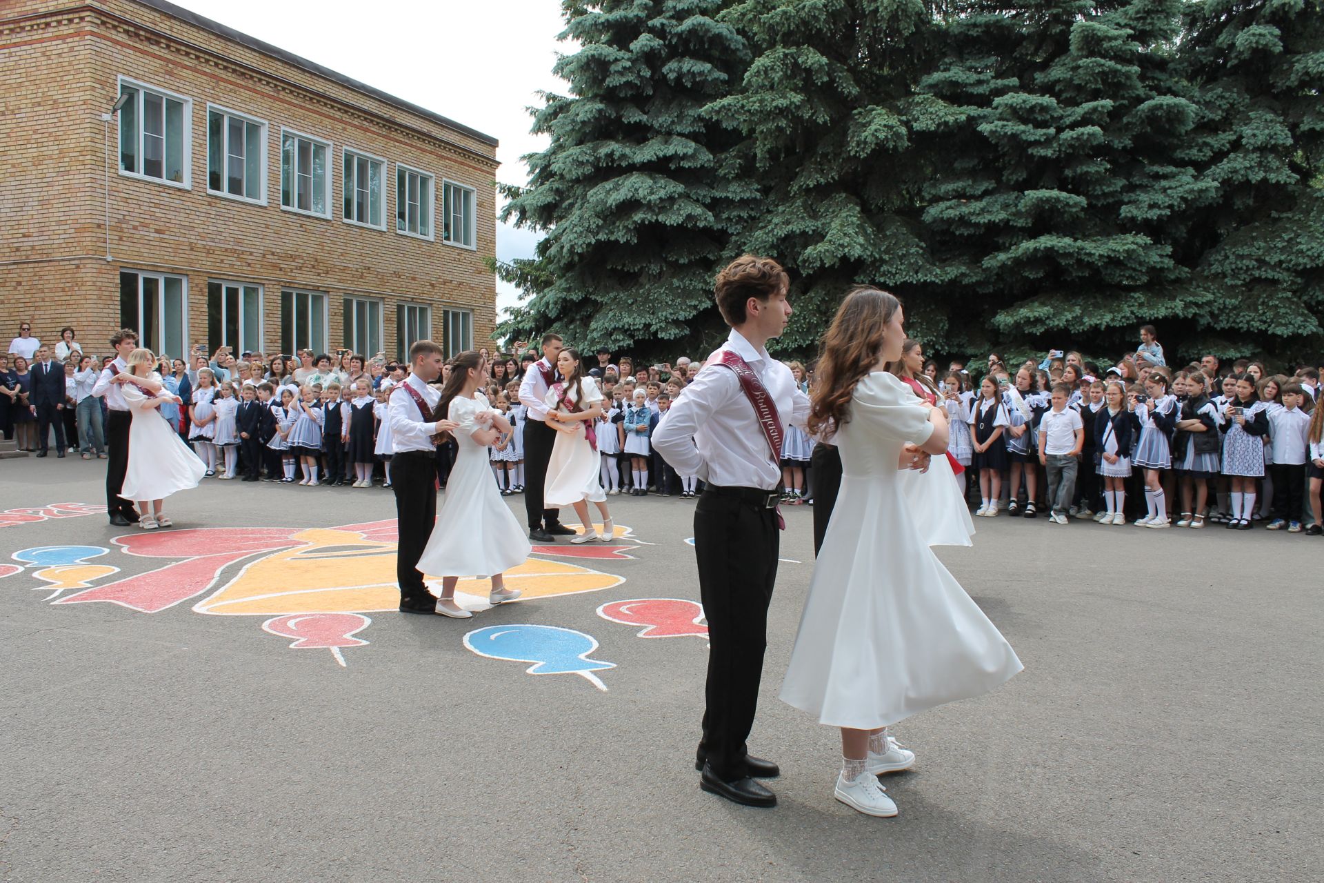 Школьный вальс и звон колокольчика: в школе №3 прошел последний звонок