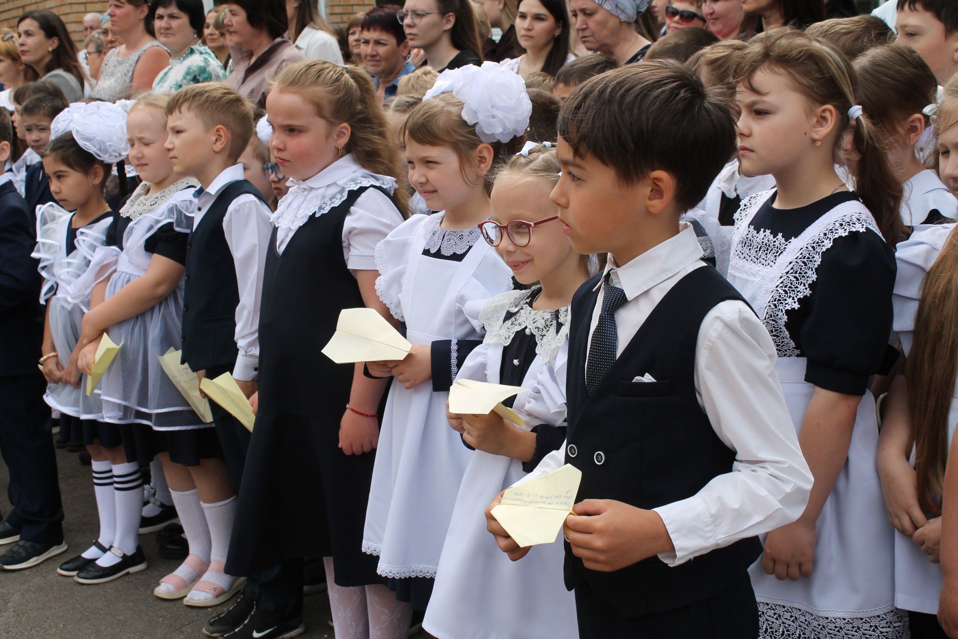 Школьный вальс и звон колокольчика: в школе №3 прошел последний звонок