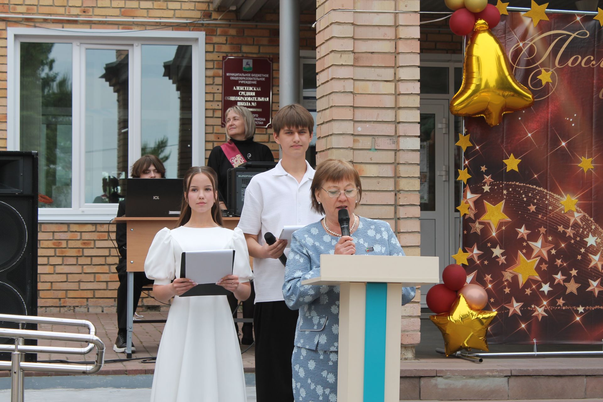 Школьный вальс и звон колокольчика: в школе №3 прошел последний звонок