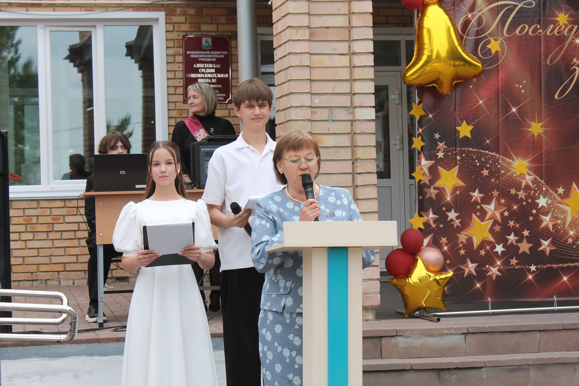 Школьный вальс и звон колокольчика: в школе №3 прошел последний звонок