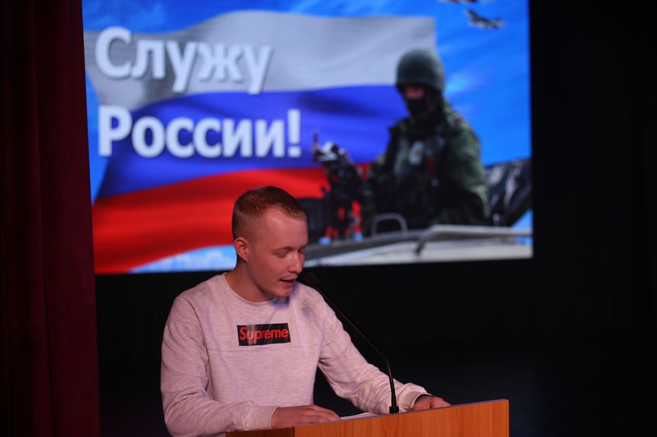 Военком Алексеевского района вручил призывникам «Командирские» часы