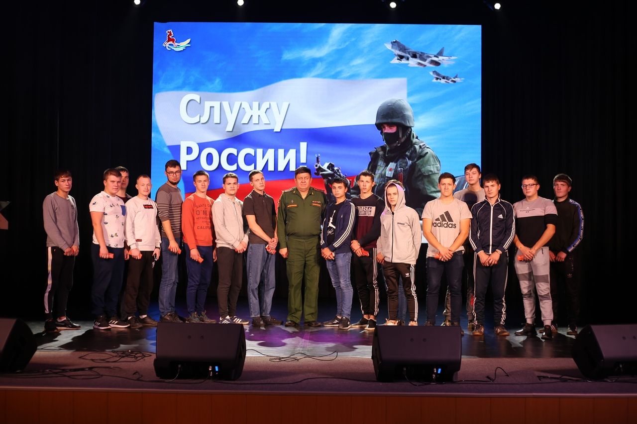Военком Алексеевского района вручил призывникам «Командирские» часы