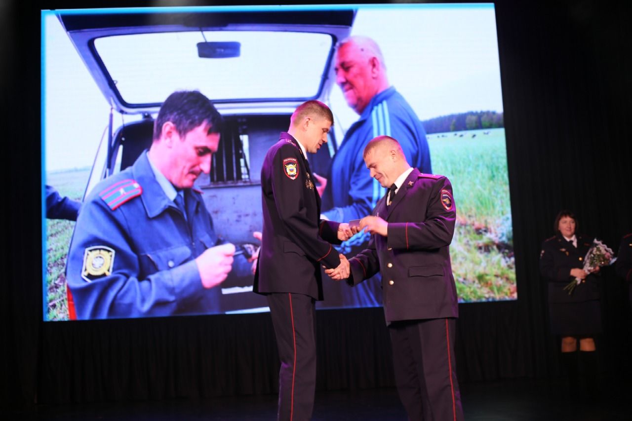 Фоторепортаж: Лучших сотрудников, а также ветеранов службы отметили наградами