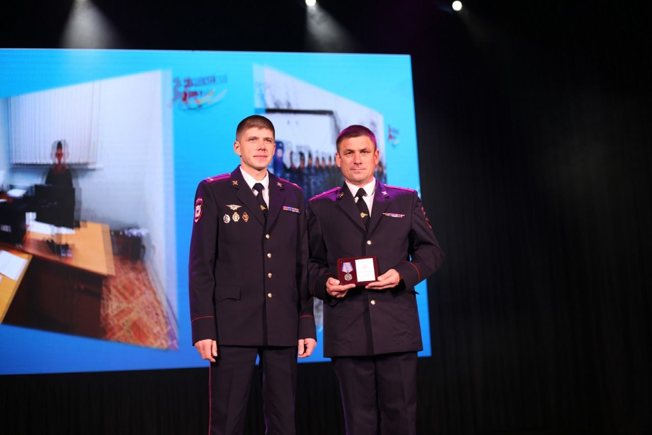 Фоторепортаж: Лучших сотрудников, а также ветеранов службы отметили наградами