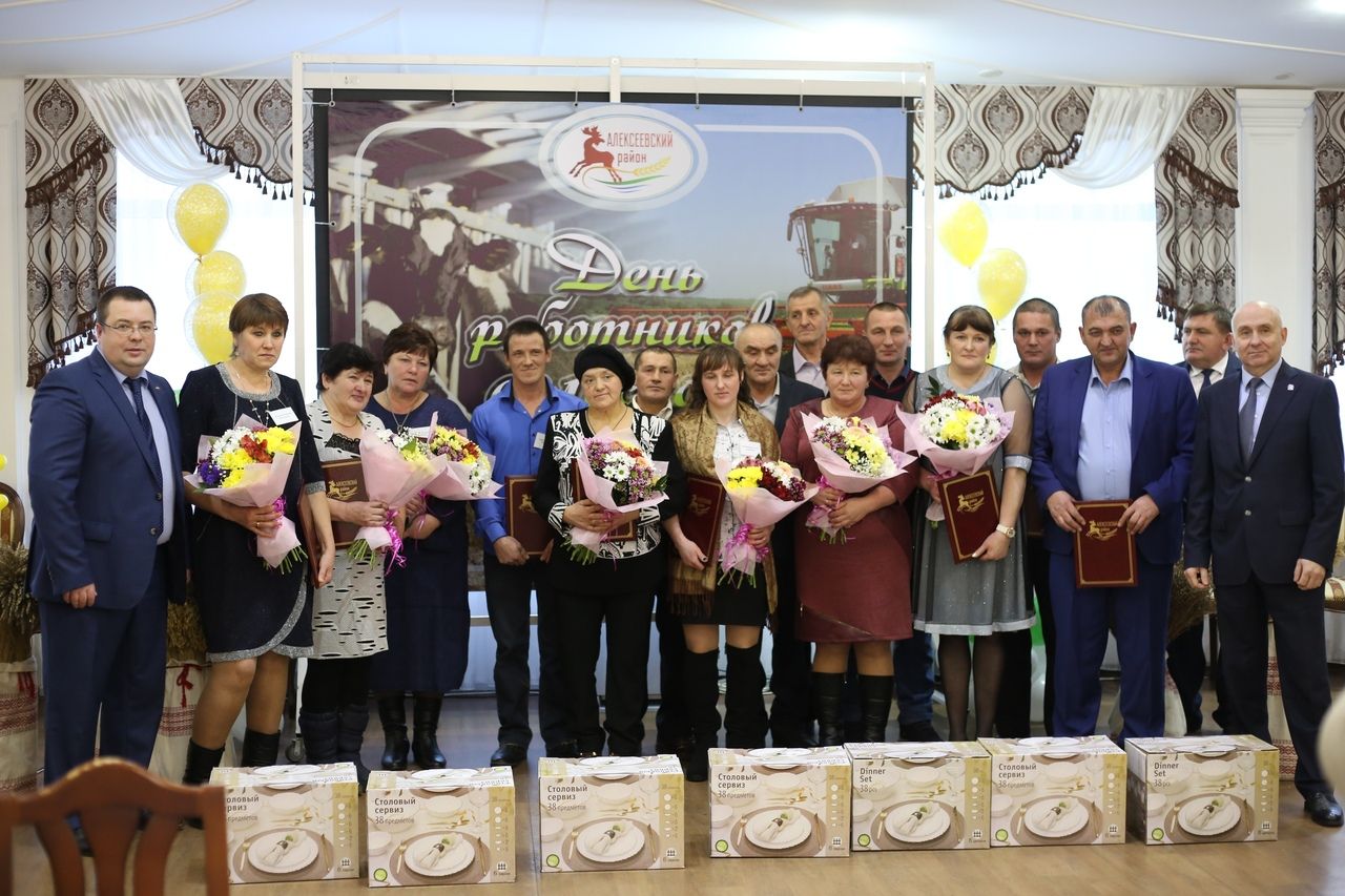 Фоторепортаж: В Алексеевском состоялся торжественный приём передовиков сельского хозяйства и продовольствия района