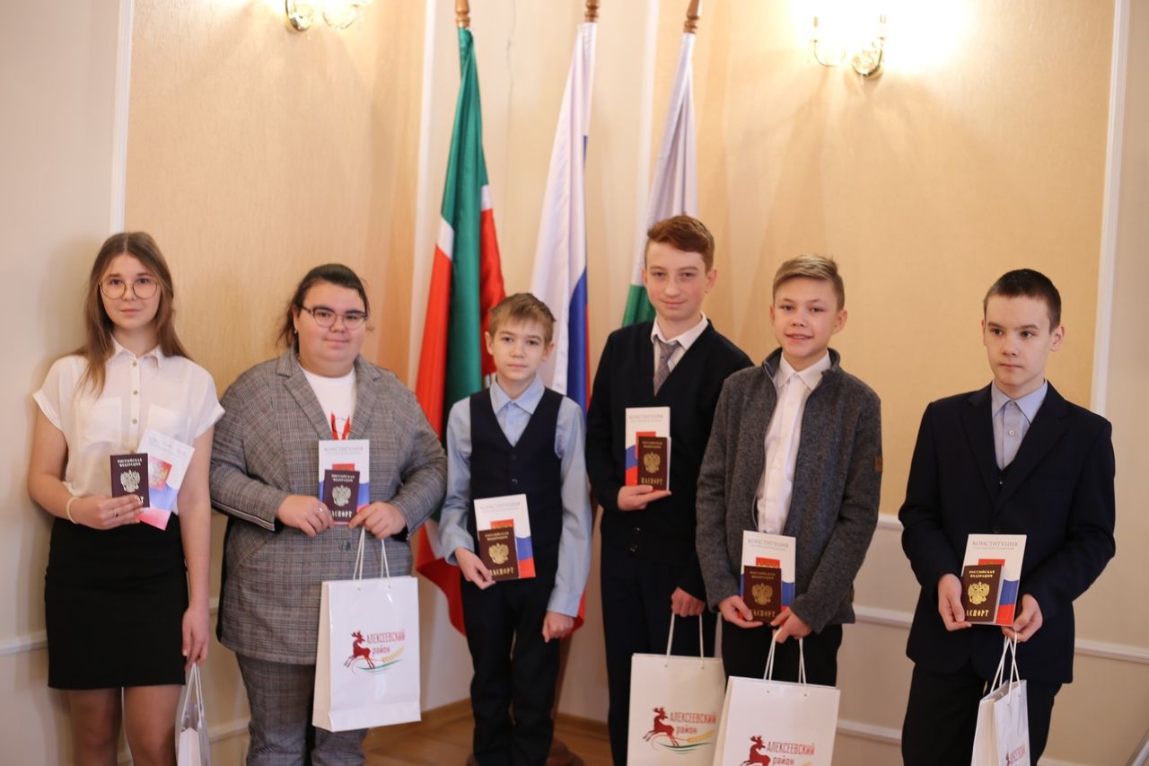 Шесть юных граждан получили первые паспорта