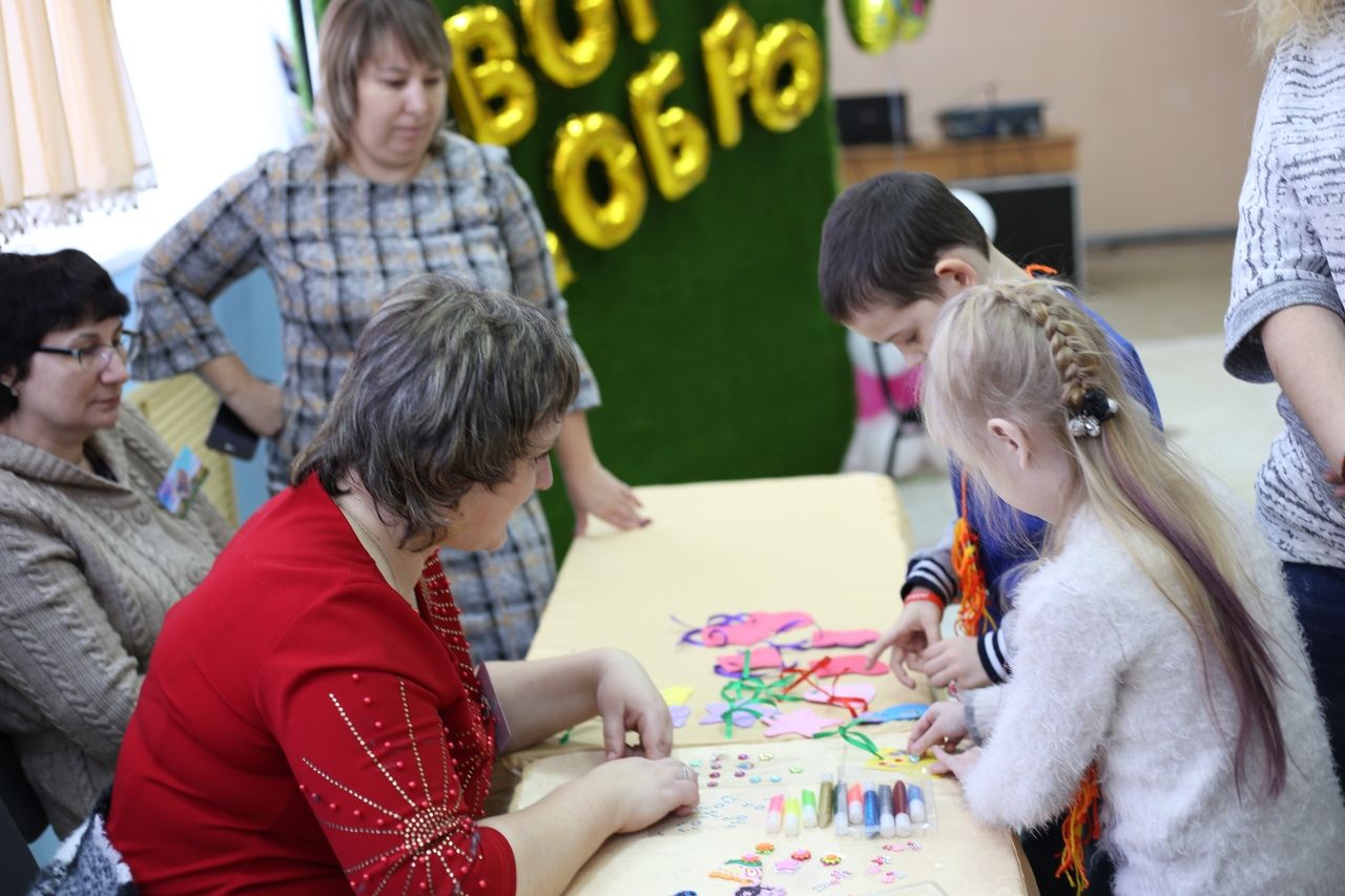 В Алексеевском РДК для детей с ограниченными возможностями провели мастер-классы по рукоделию и спортивному ориентированию