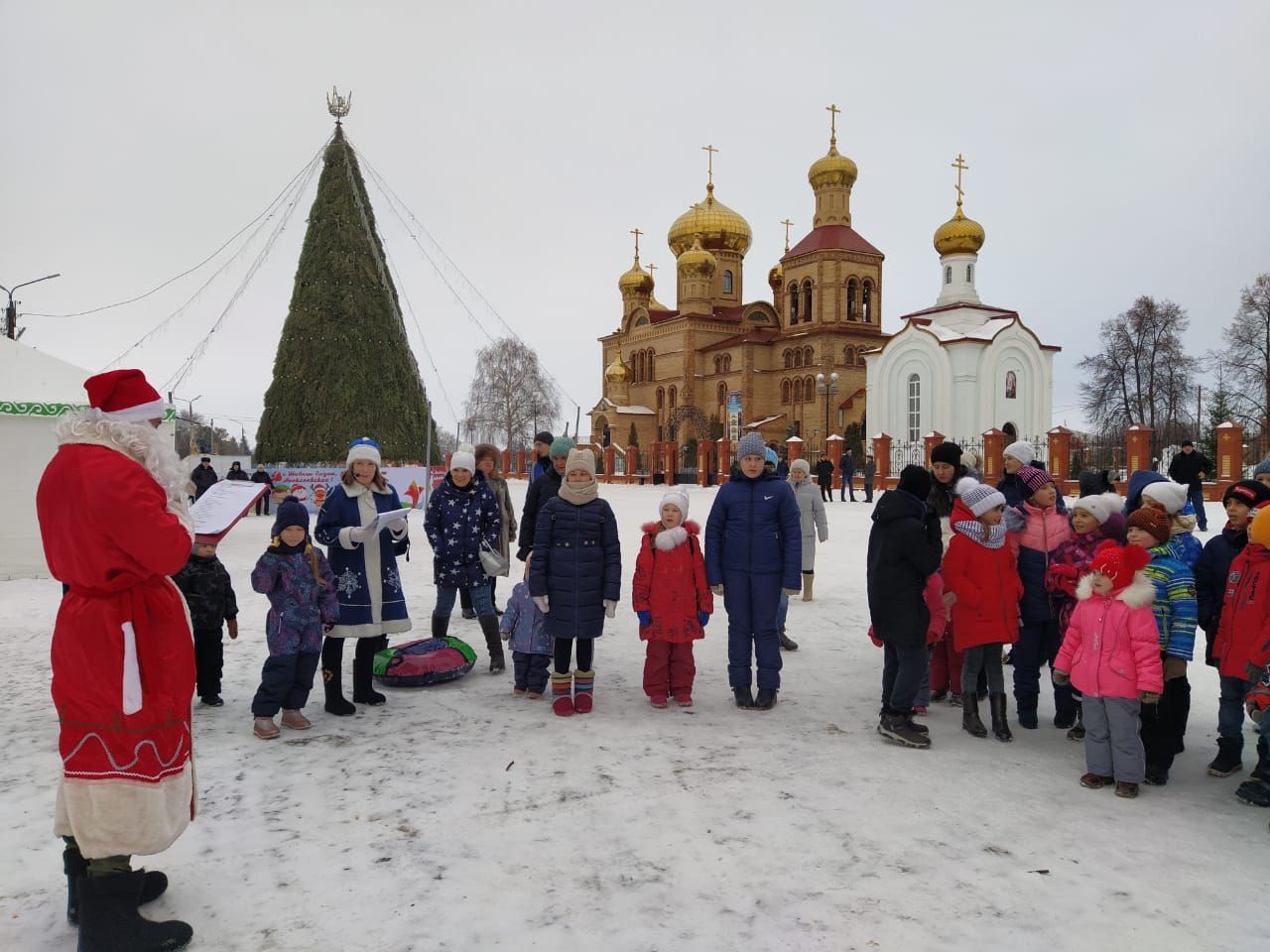 Большой Фоторепортаж: Новогоднее представление у центральной ёлки в Алексеевском