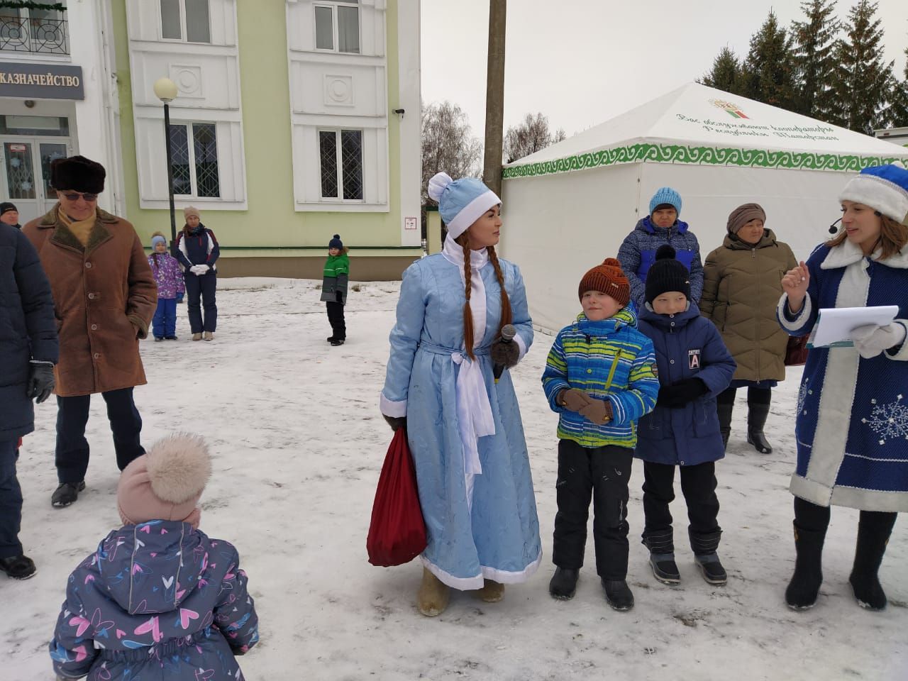 Большой Фоторепортаж: Новогоднее представление у центральной ёлки в Алексеевском
