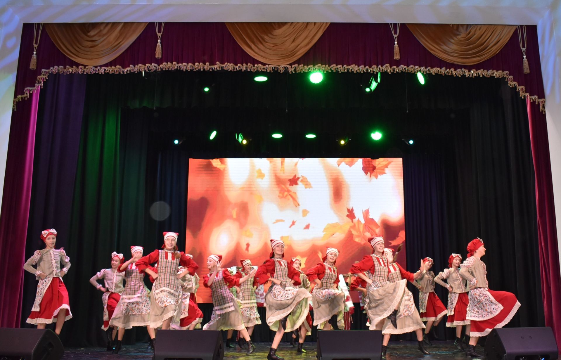 В районном Доме культуры состоялся праздничный концерт, посвященный Дню пожилых людей