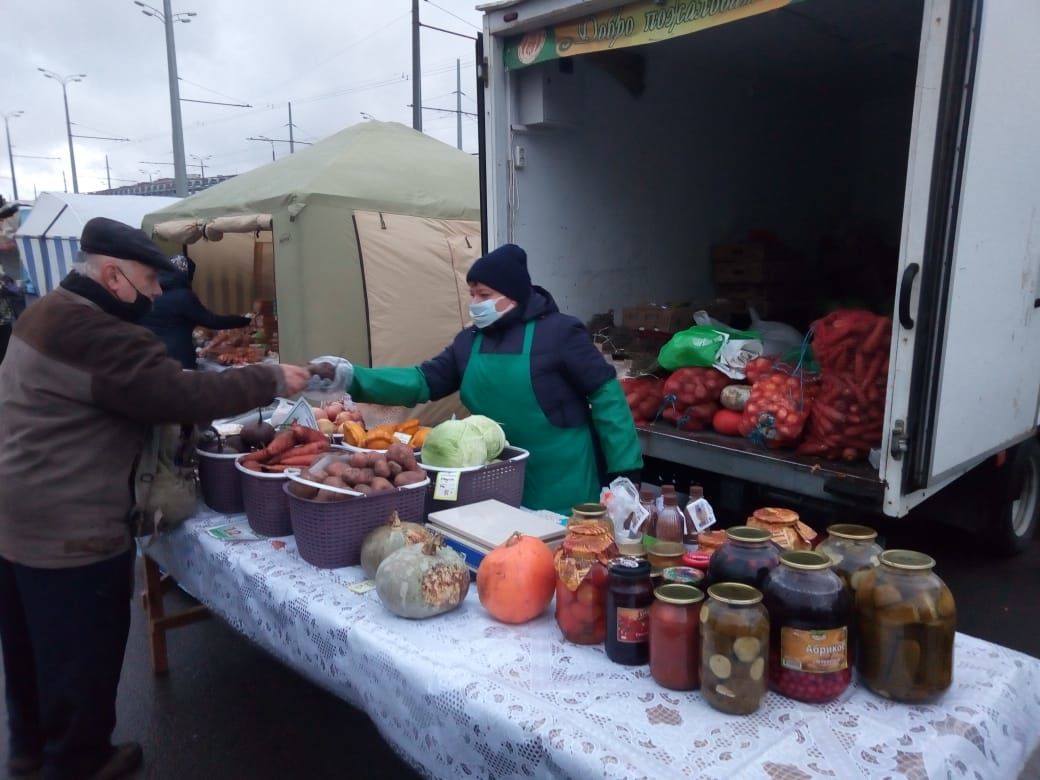Алексеевцы предлагают свежую сельскую продукцию по специальным ценам в Казани.
