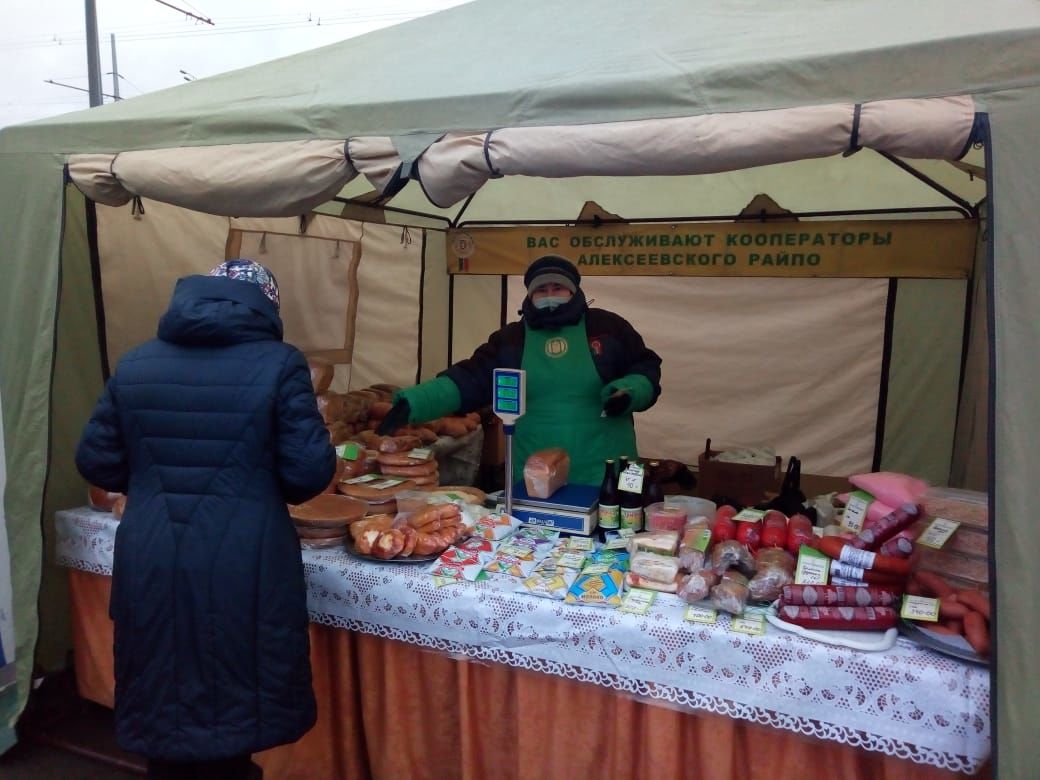 Алексеевцы предлагают свежую сельскую продукцию по специальным ценам в Казани.
