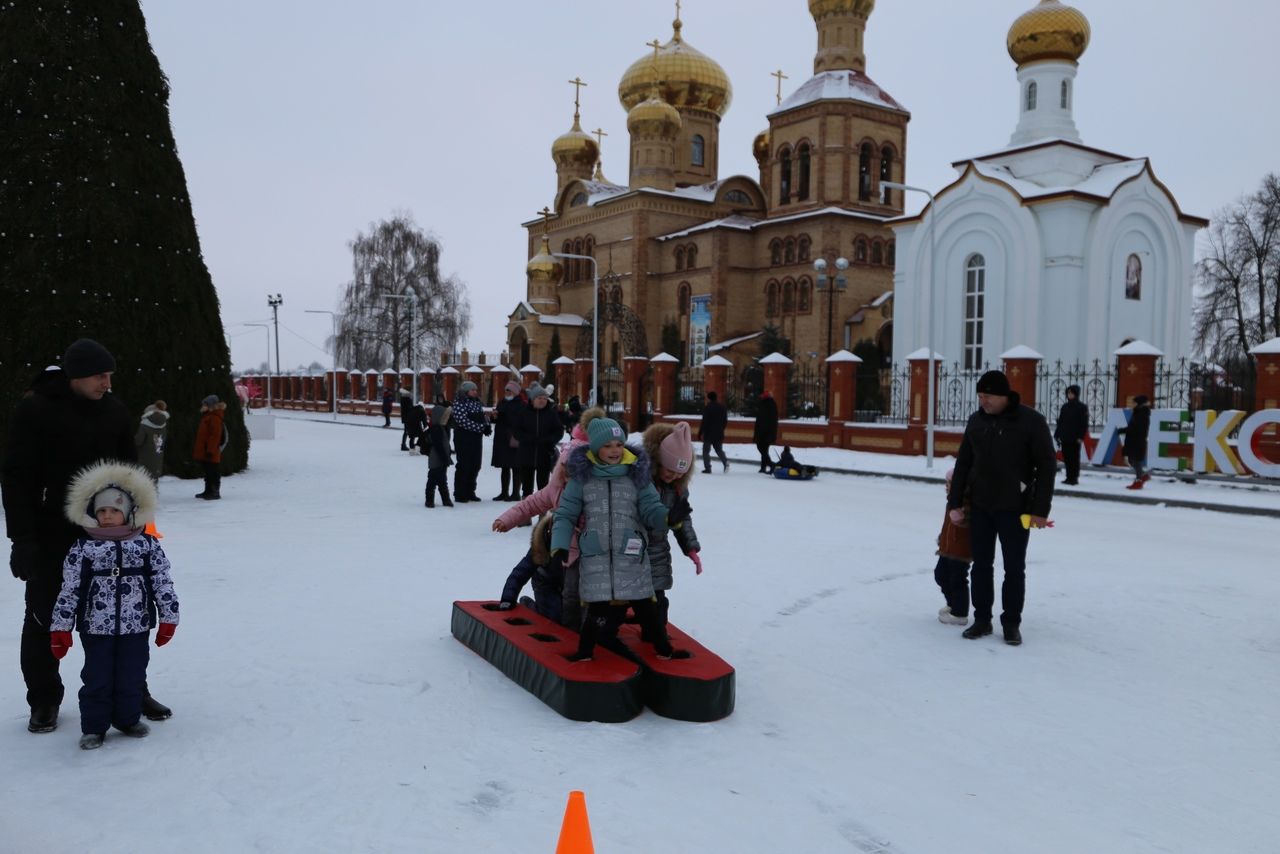 Праздничный фоторепортаж: Открытие главной ёлки в Алексеевском районе