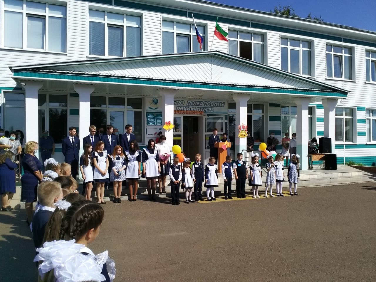 В школах района отметили День знаний. В АСОШ N 2 сегодня прошла торжественная линейка, посвященная 1 сентября.