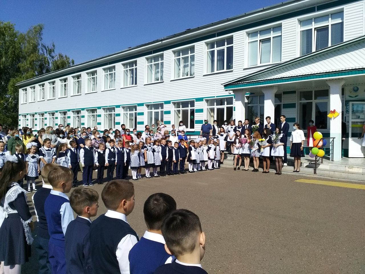 В школах района отметили День знаний. В АСОШ N 2 сегодня прошла торжественная линейка, посвященная 1 сентября.