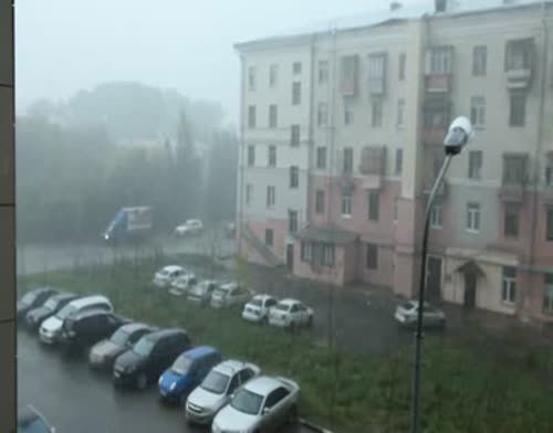 Ураган в Казани: сорванные крыши и побитые градом машины