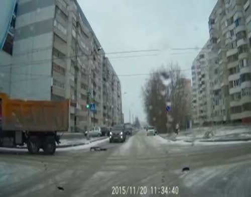 Видео 18+: В Казани грузовик раздавил пенсионерку 