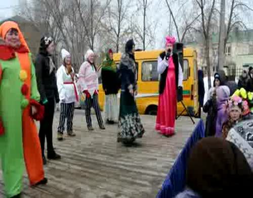 Видео: На Алексеевской ярмарке девушки танцуют за мешок картошки 