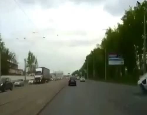 Видео: В Казани из-за открытого люка перевернулся автомобиль 