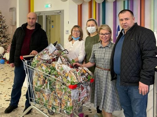 Житель Алексеевского навестил детей с онкозаболеваниями