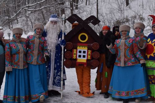 Хороводы, игры и катания на санях: в Билярске состоялись новогодние гуляния