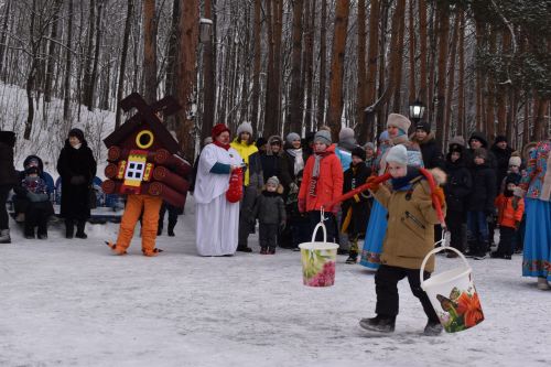 Хороводы, игры и катания на санях: в Билярске состоялись новогодние гуляния