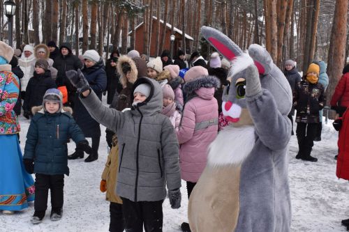 Хороводы, игры и катания на санях: в Билярске состоялись новогодние гуляния