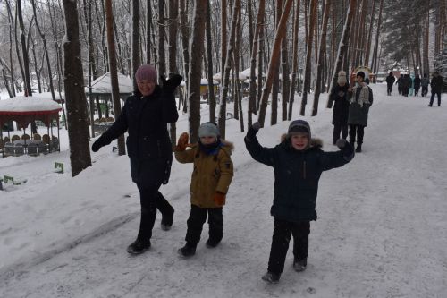 Хороводы, игры и катания на санях: в Билярске состоялись новогодние гуляния