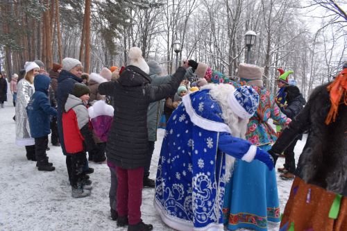 Хороводы, игры и катания на санях: в Билярске состоялись новогодние гуляния