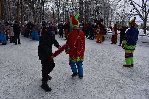 Хороводы, игры и катания на санях: в Билярске состоялись новогодние гуляния