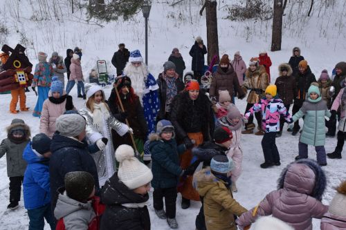 Хороводы, игры и катания на санях: в Билярске состоялись новогодние гуляния