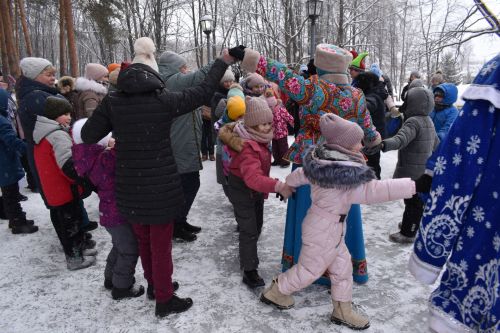 Хороводы, игры и катания на санях: в Билярске состоялись новогодние гуляния