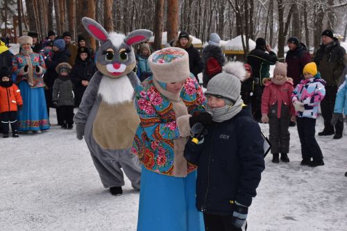 Хороводы, игры и катания на санях: в Билярске состоялись новогодние гуляния