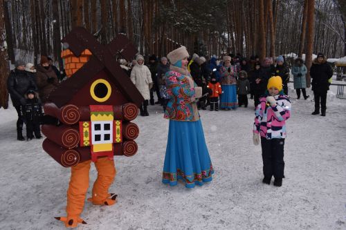 Хороводы, игры и катания на санях: в Билярске состоялись новогодние гуляния