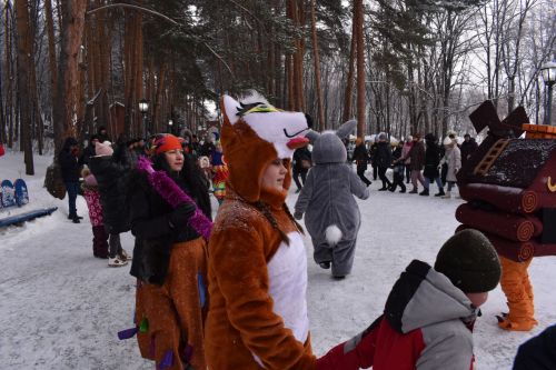 Хороводы, игры и катания на санях: в Билярске состоялись новогодние гуляния