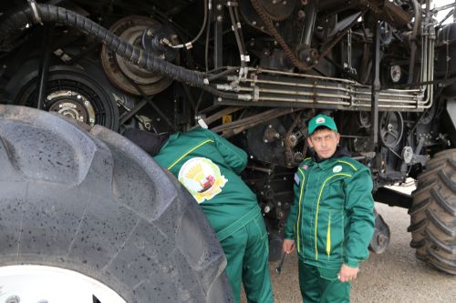 В Алексеевском лучшие молодые комбайнеры поборются за победу в конкурсе «Славим человека труда»