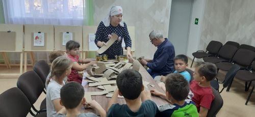 Воспитанники приюта «Забота» приняли участие в изготовлении окопных свечей