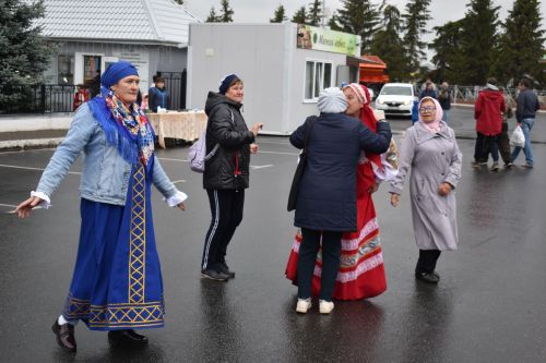 На осенней ярмарке алексеевцы покупали цветы, мясо, картофель и подписывались на «районку»