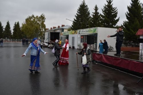 На осенней ярмарке алексеевцы покупали цветы, мясо, картофель и подписывались на «районку»