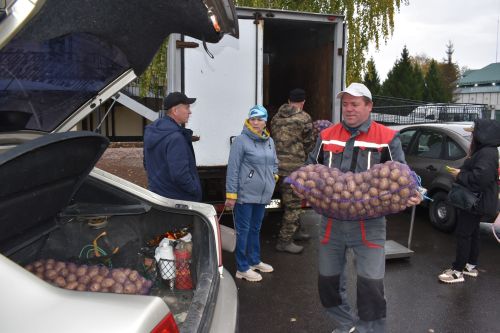 На осенней ярмарке алексеевцы покупали цветы, мясо, картофель и подписывались на «районку»