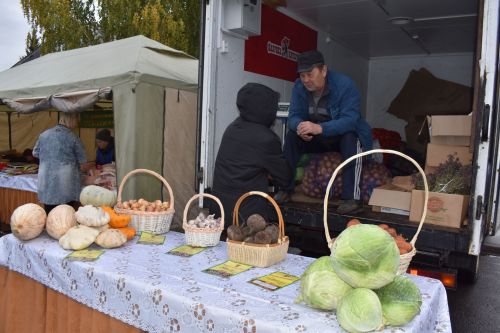 На осенней ярмарке алексеевцы покупали цветы, мясо, картофель и подписывались на «районку»