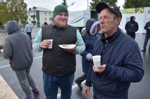 На осенней ярмарке алексеевцы покупали цветы, мясо, картофель и подписывались на «районку»