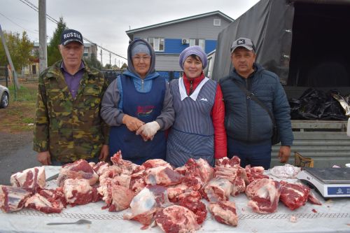 На осенней ярмарке алексеевцы покупали цветы, мясо, картофель и подписывались на «районку»