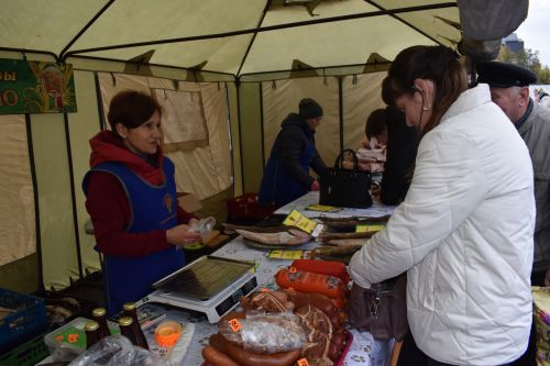 На осенней ярмарке алексеевцы покупали цветы, мясо, картофель и подписывались на «районку»